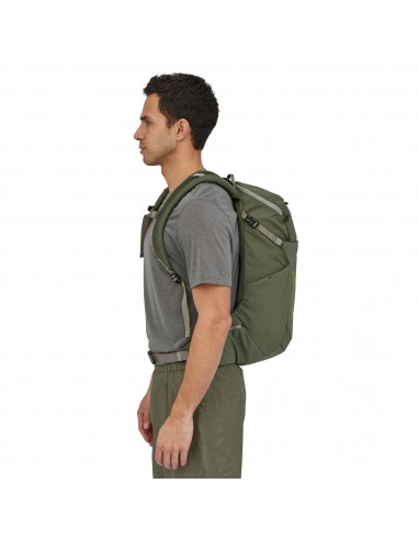 Patagonia Nine Trails Pack 20L Industrial Green Onbody 2