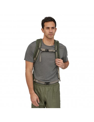 Patagonia Nine Trails Pack 20L Industrial Green Onbody 3