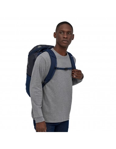 Patagonia Black Hole Pack 25L Classic Navy Onbody 1